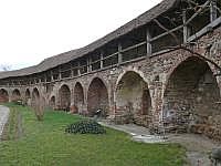 Kirchenburg Heltau: Mauer mit Vorratsnischen und Wehrgang